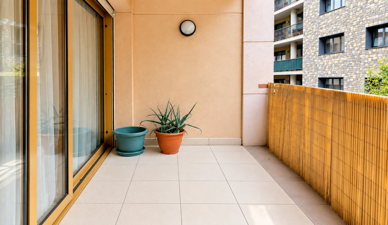 Balcón moderno con plantas y luz cálida