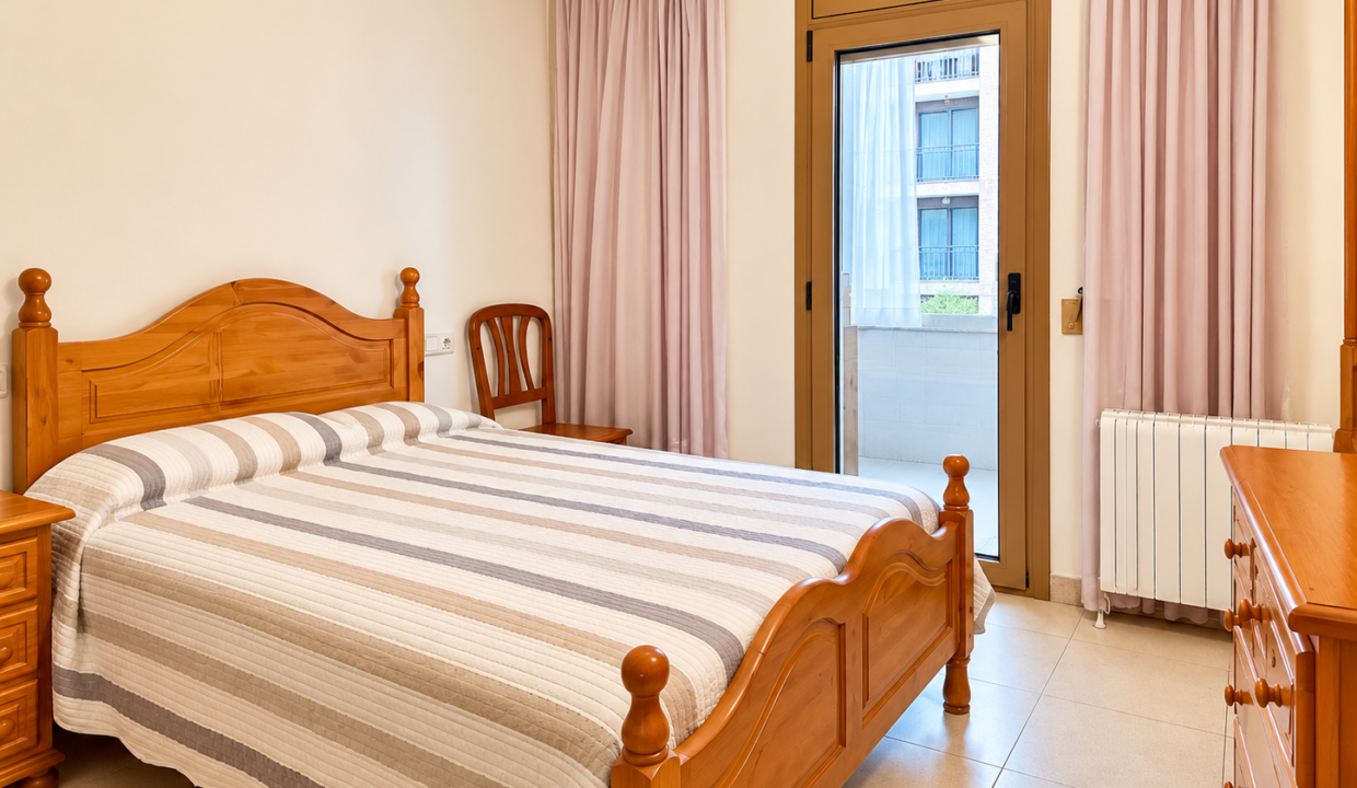 Dormitorio cálido con balcón y muebles de madera